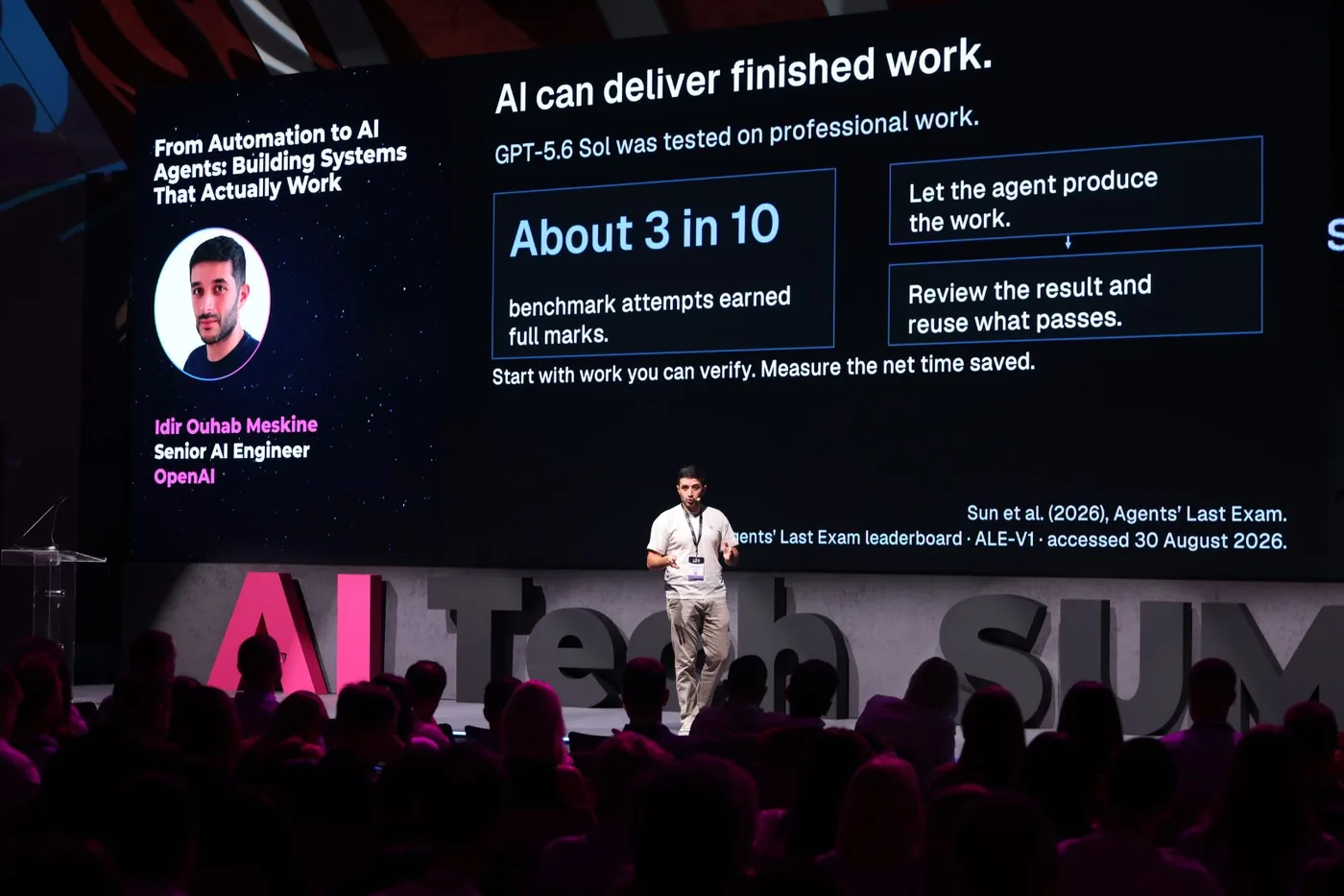 Idir Ouhab presenta una ponencia sobre sistemas de IA ante el público de AI Tech Summit en Belgrado.
