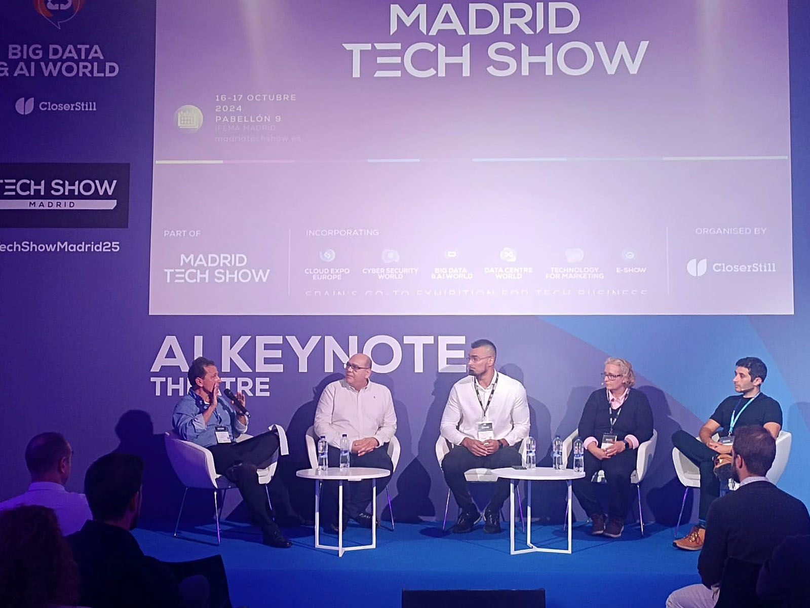 Idir Ouhab y otros cuatro ponentes participan en una mesa redonda ante el público de Tech Show Madrid.